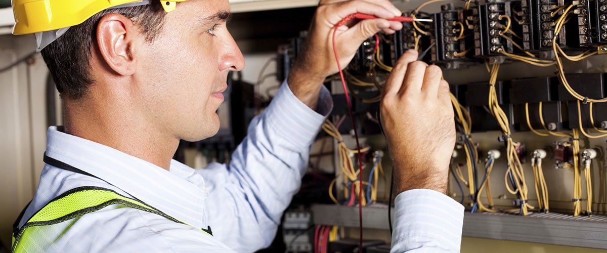 electrician-testing-circuit