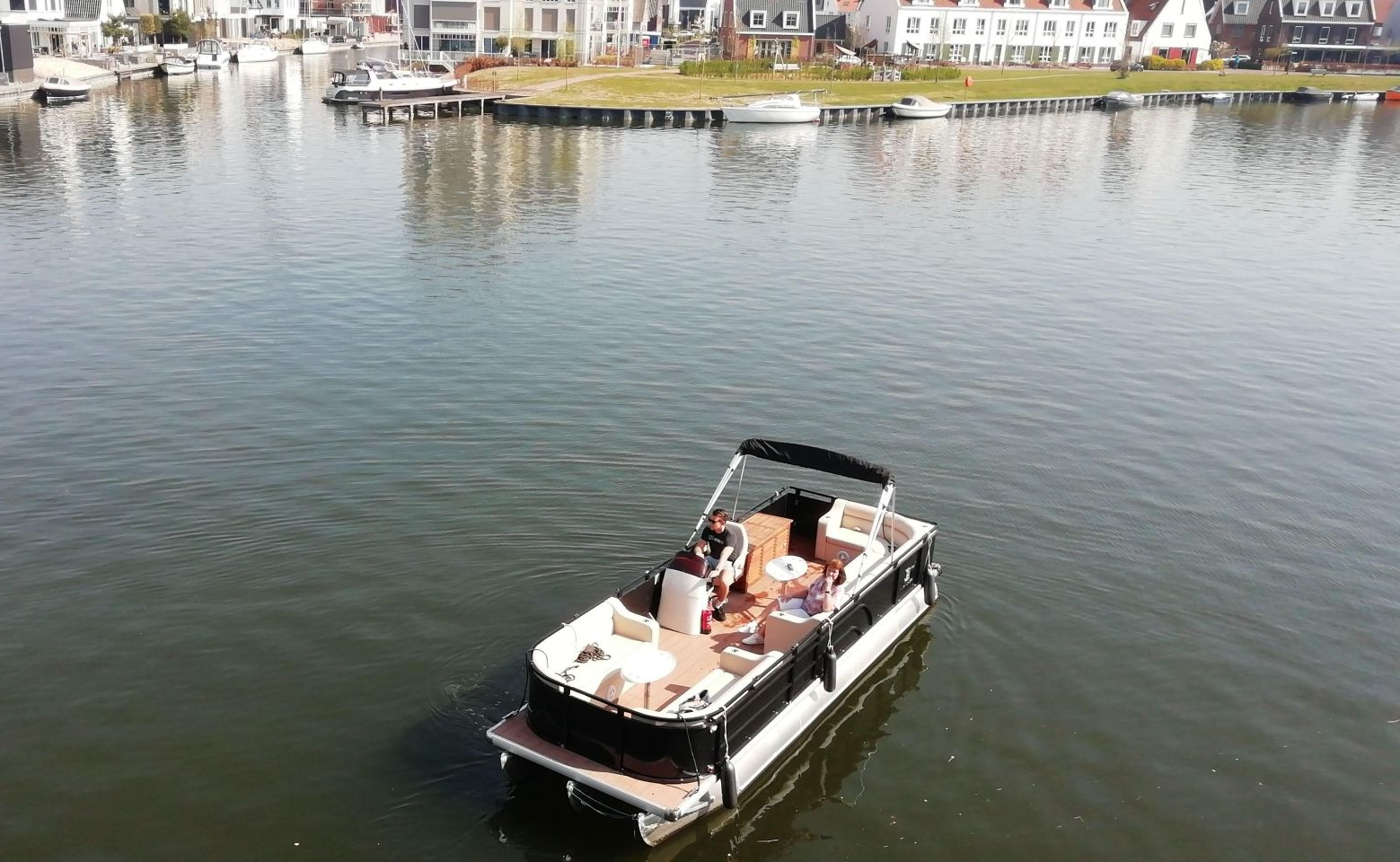 Loungeboot Sunner 750 van Roalco Bootverhuur & Watersport in Harderwijk