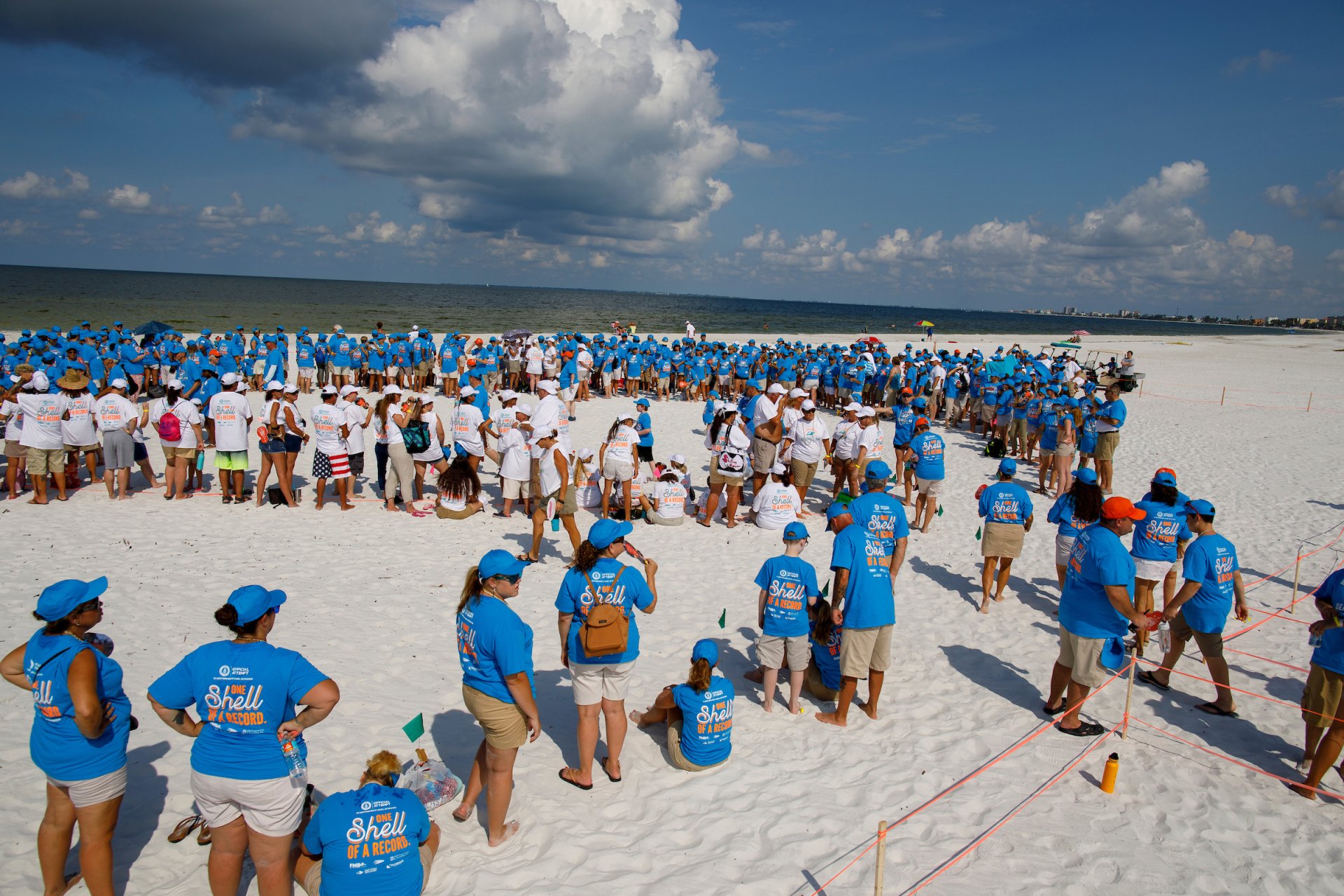 Largest Human Image Of A Seashell World Record Set In Florida Fort Meyers Beach Fl Usa A Total Of 1 093 Registered Partints Came