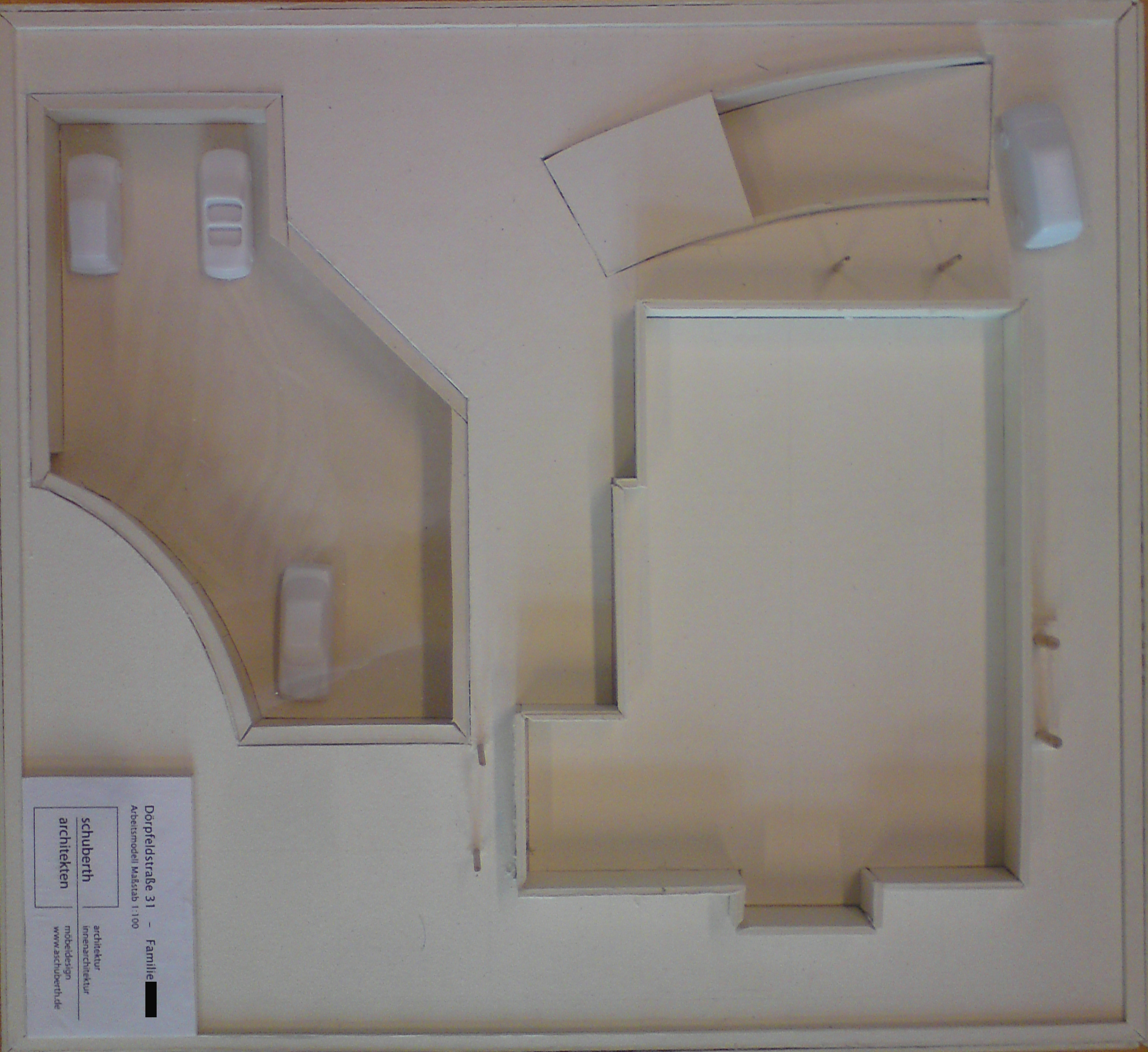 Ein Modell eines Hauses mit einem Auto und Treppen