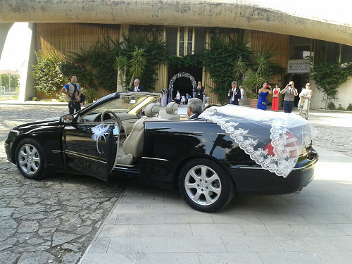 mercedes nera per matrimoni con velo da sposa