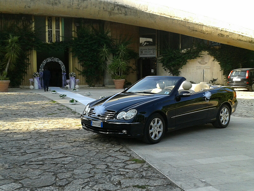 macchina per eventi nera vista laterale