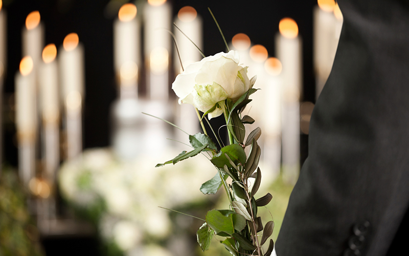 Cochería José C. Paz persona con rosa en la mano 