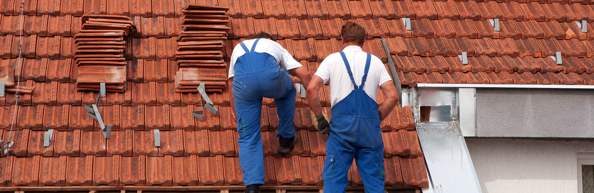 Roof specialist from CBS plumbing doing repair