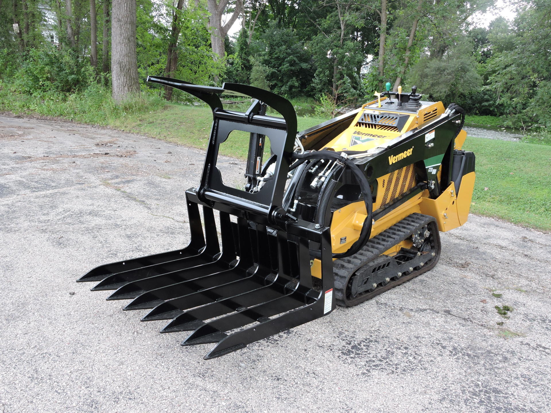 Mini Grapple for Mini Skid Steers Berlon Industries