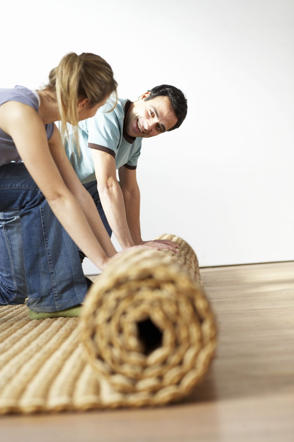 Couple laying carpet in Auckland