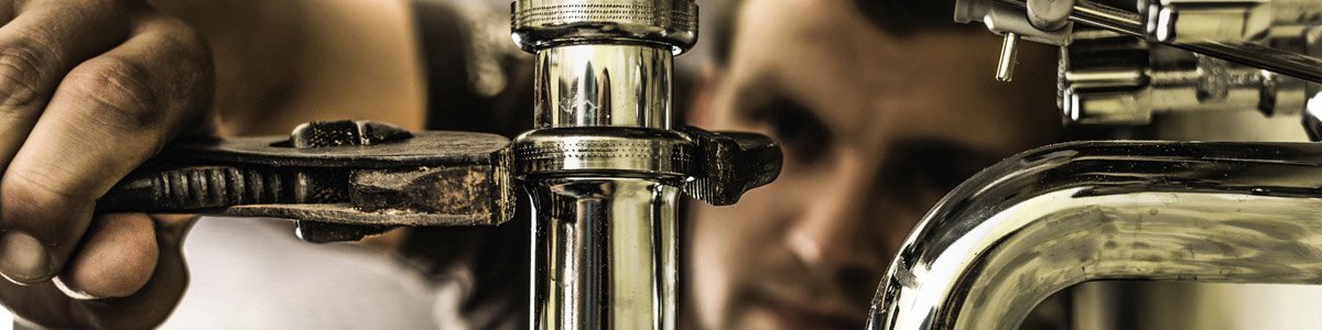 r and d coleman plumber fixing pipe