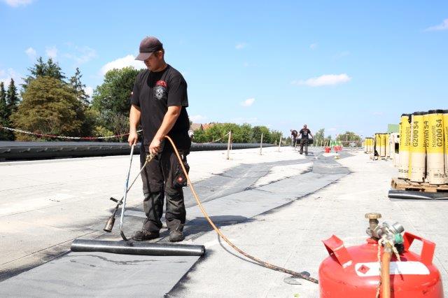 Dachdeckerei arbeitet am Dach vom Bahnhof Bad Harzburg