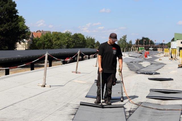 Dachdecker arbeitet am Dach vom Bahnhof Bad Harzburg