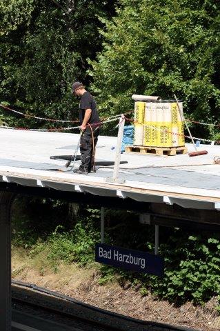Dachdecker arbeitet am Dach vom Bahnhof Bad Harzburg