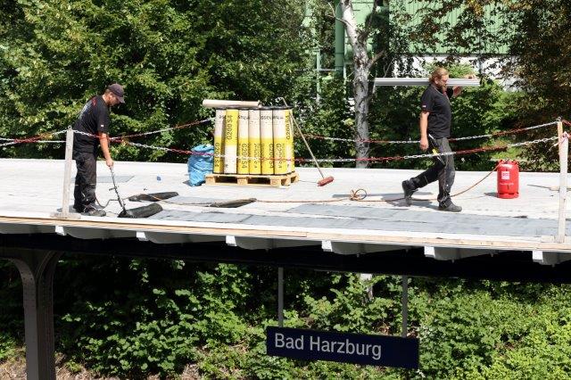 Dachdecker arbeiten am Dach vom Bahnhof Bad Harzburg