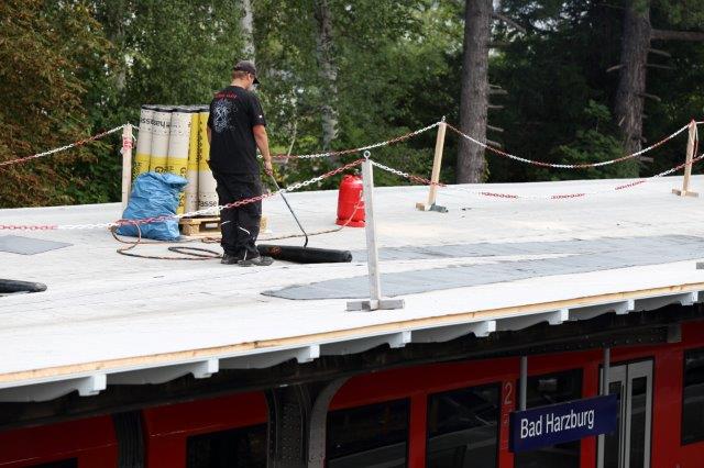 Dachdecker arbeitet am Dach vom Bahnhof Bad Harzburg