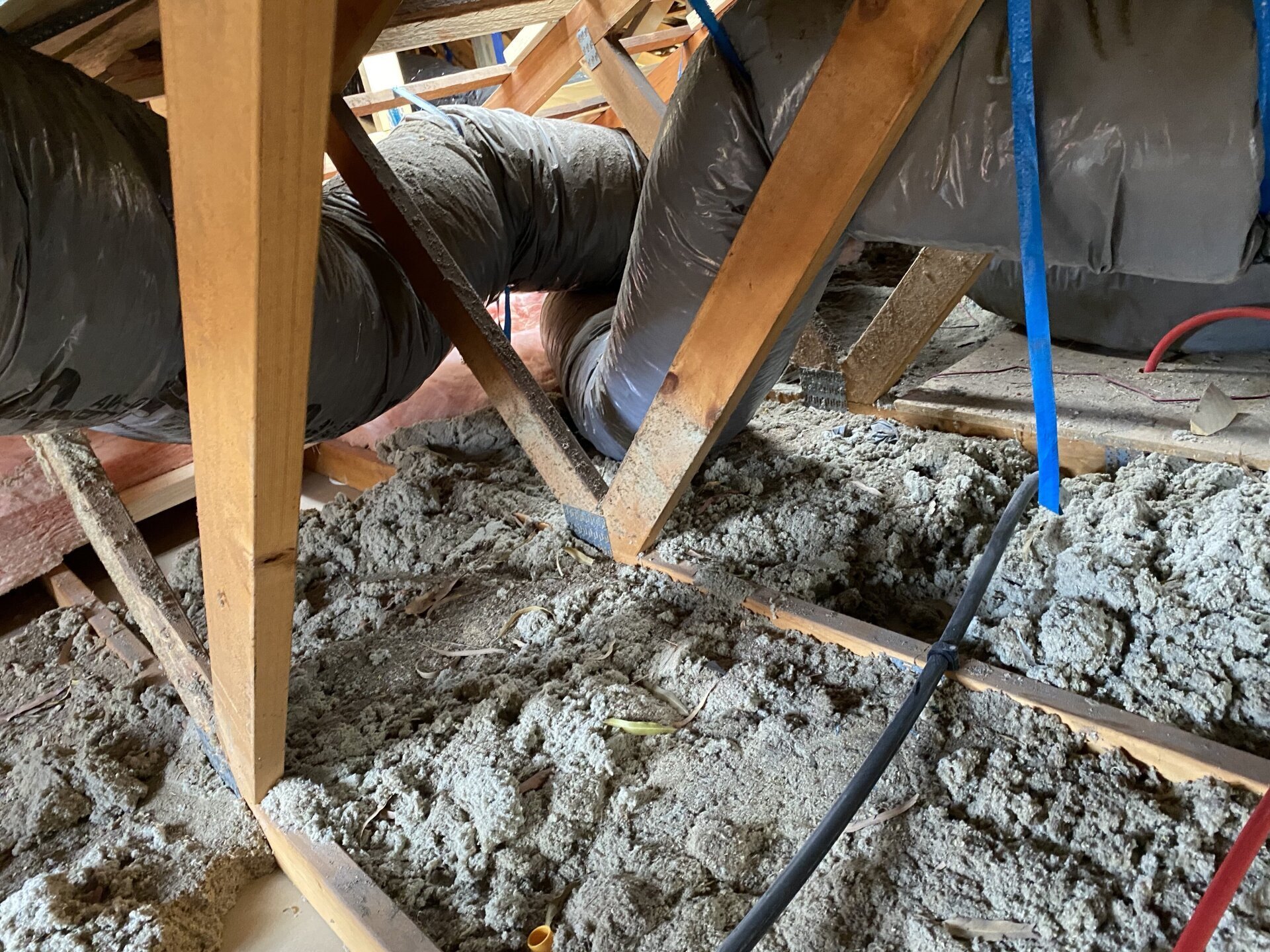 4 Reasons to Use a Professional Roof Insulation Removal Service