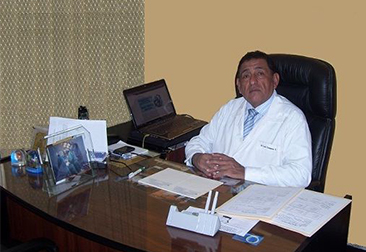 Dr. Luis Campana Olazábal doctor en su escritorio