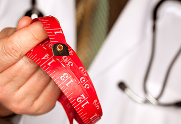 Dr. Luis Campana Olazábal doctor sosteniendo una cinta