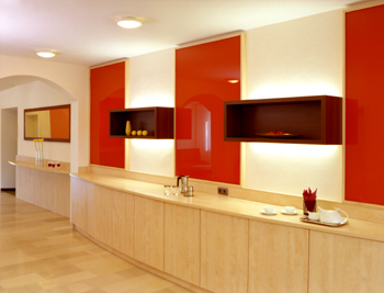 Ein Raum mit roten und weißen Wänden und Holzschränken