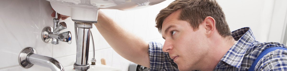 Mazden plumber fixing pipe