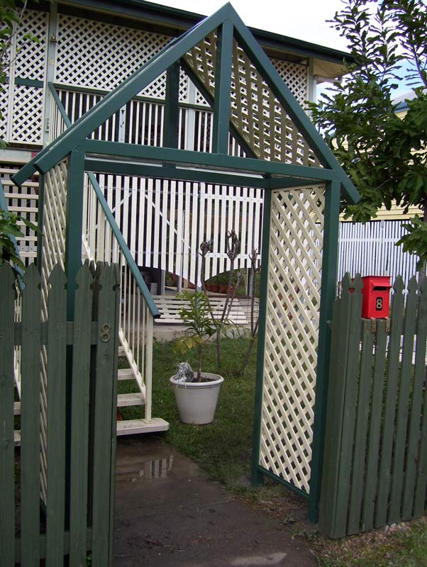 green lattice entry way