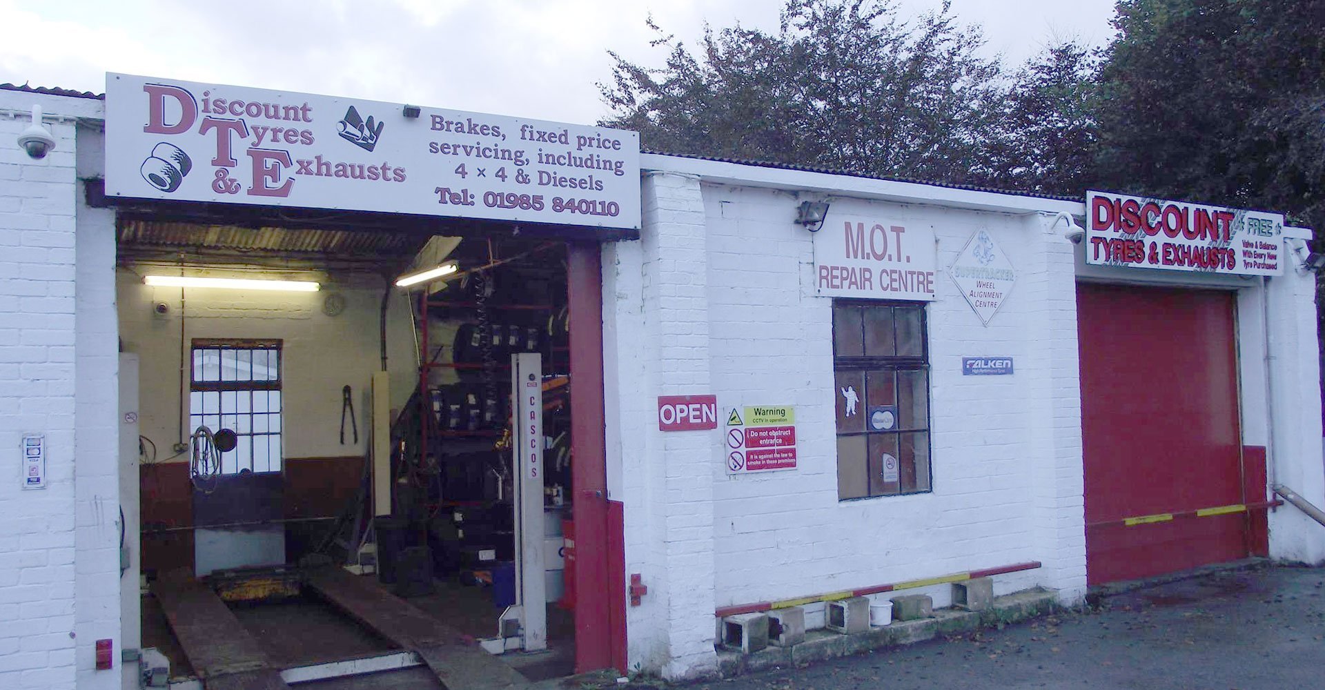 Qualified mechanics at Discount Tyres and Exhausts