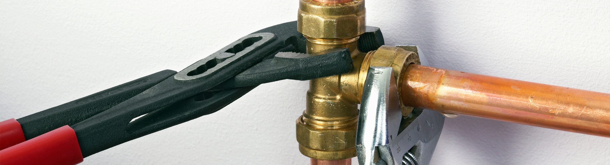 croydon plumbing and hot water steel water pipes being tightened with wrench
