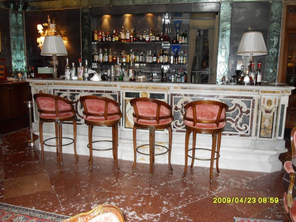 banco bar palazzo storico