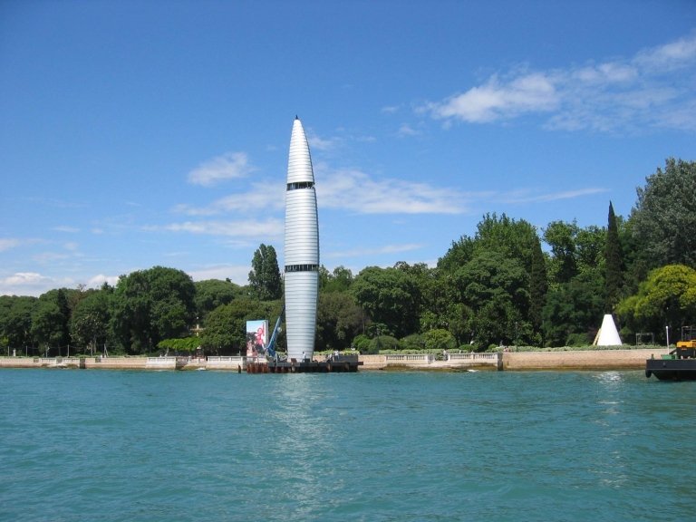 lungomare con installazione