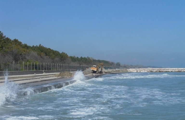 lavori lungo l'arenile