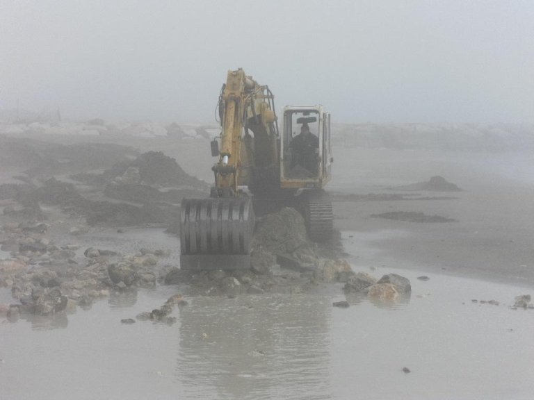 scavatrice sposta sabbia