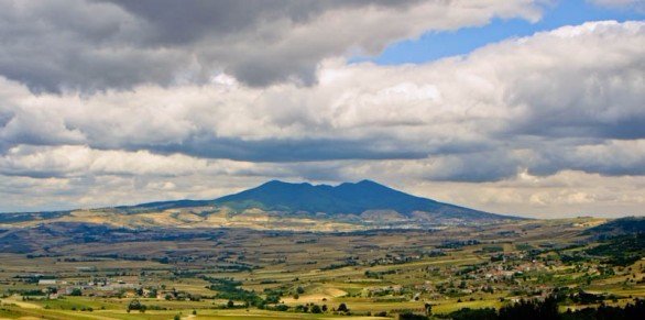 paesaggio di una valle e una montagna