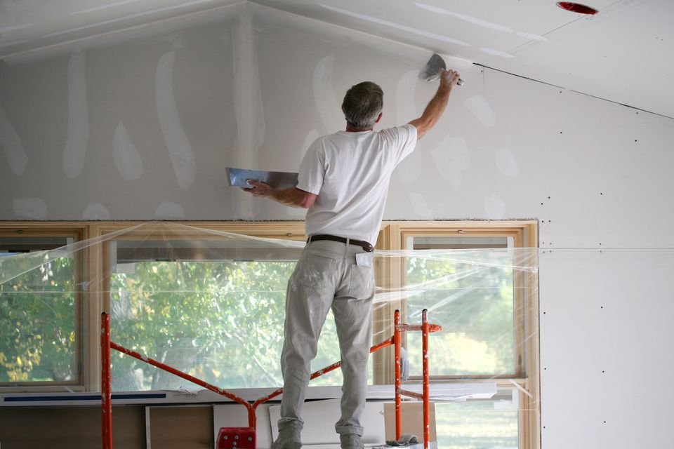 applying-mud-to-sheetrock-157309786-5806d27e5f9b5805c2b9c1ef