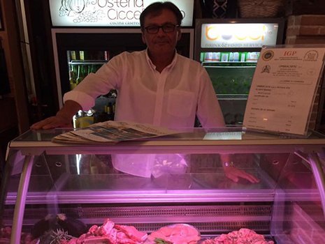 Vetrina di carne fresca all'osteria CicceBombo a Perugia