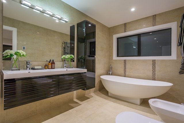 Large ensuite bathroom