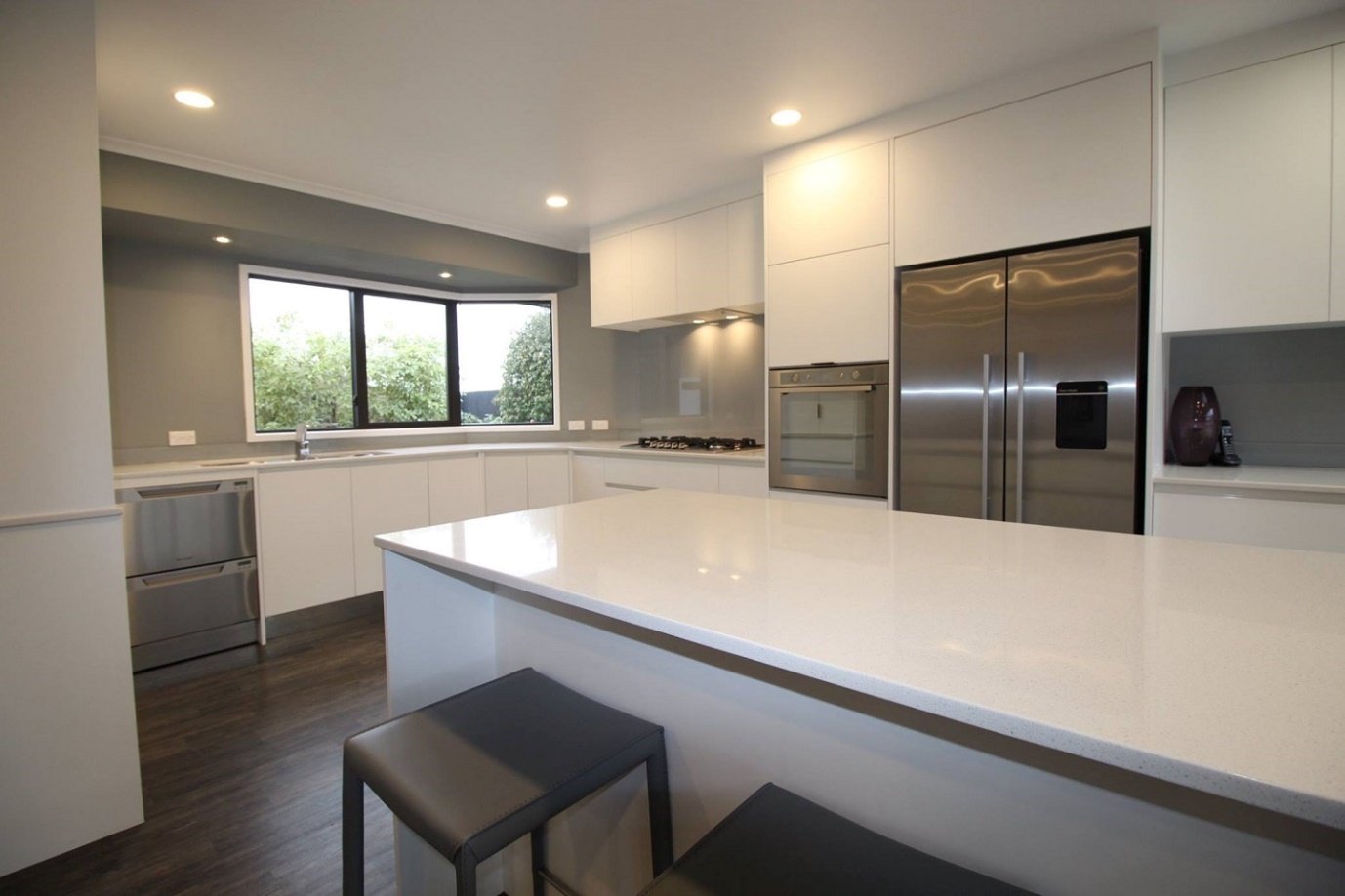 New kitchen by Pzazz Building Taranaki