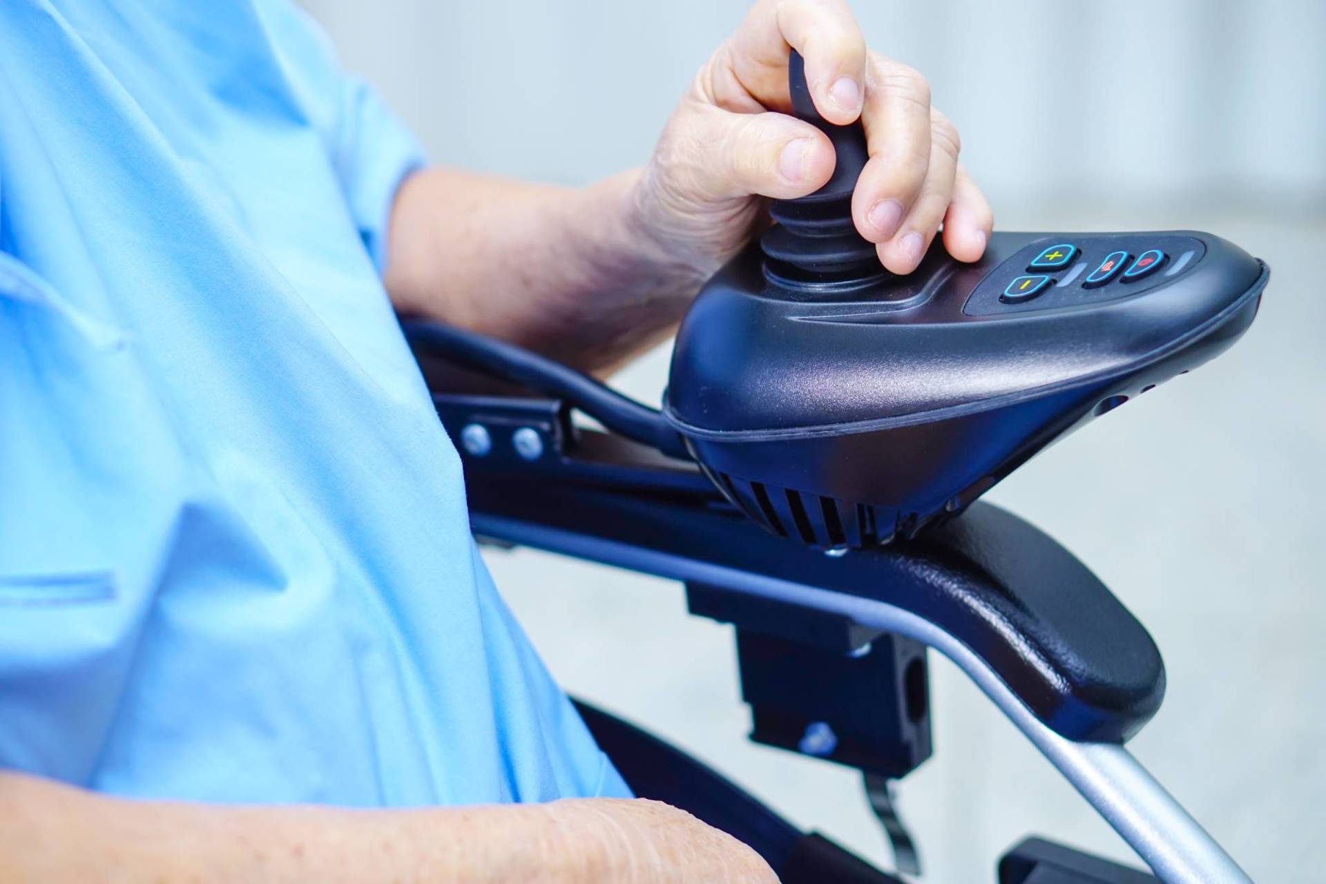 Un Creatore Di Protesi E Strumenti Medicali