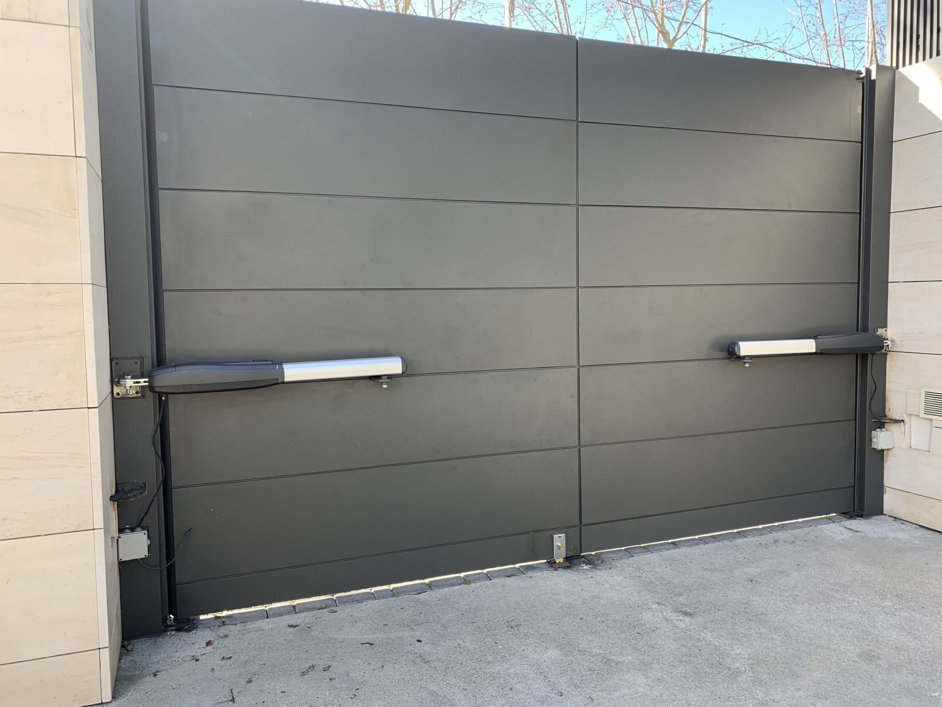 Puertas de garaje y automatismos | Baeza