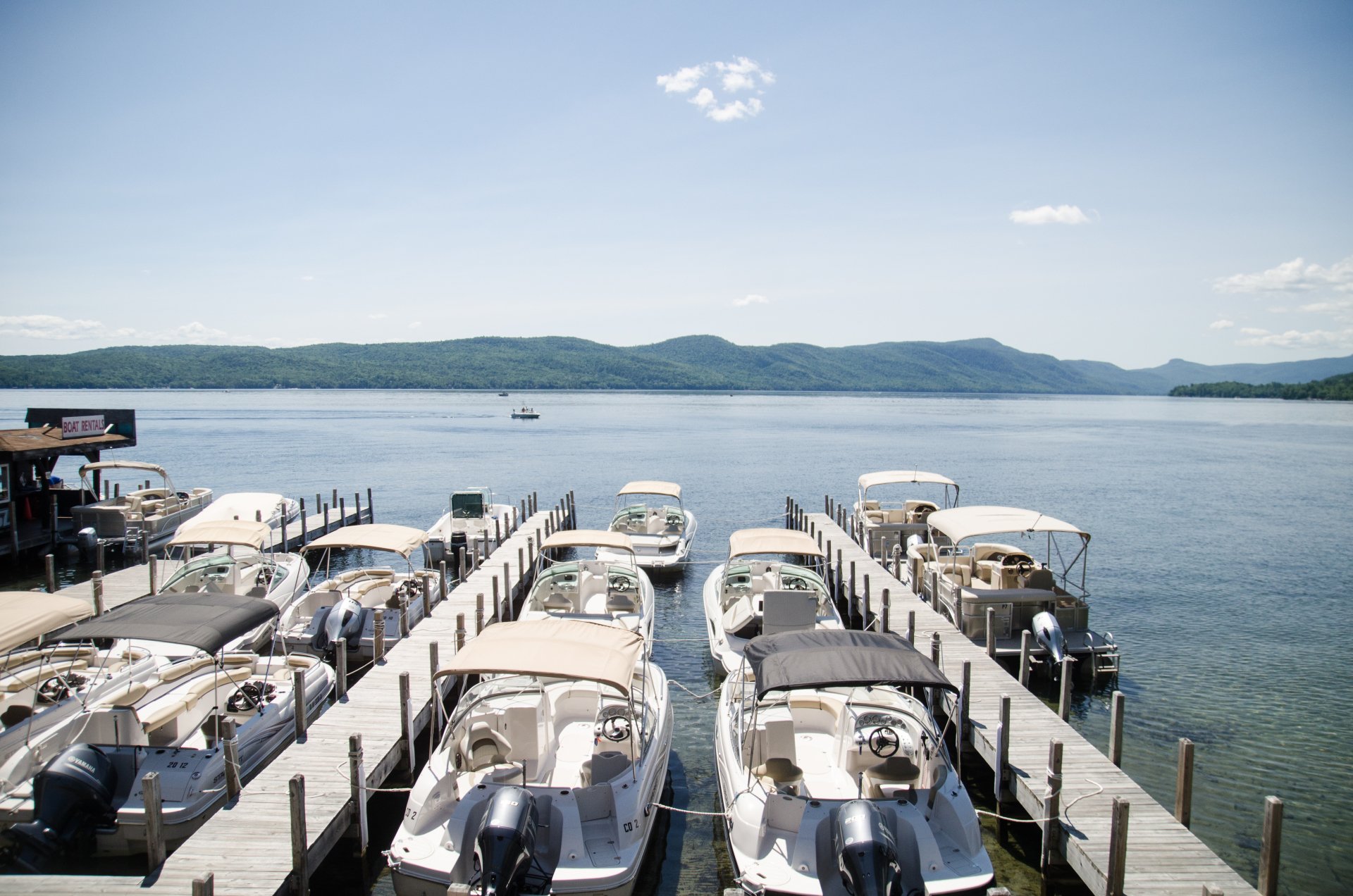 5 Reasons to Rent a Boat on Northern Lake