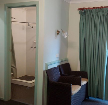 deluxe queen with lake view room amenities