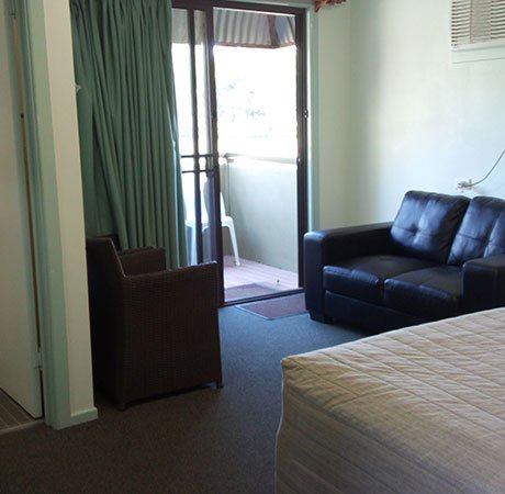 deluxe queen with lake view room accommodation