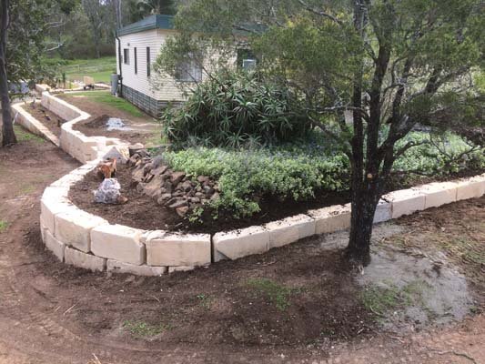 curved decorative retaining wall