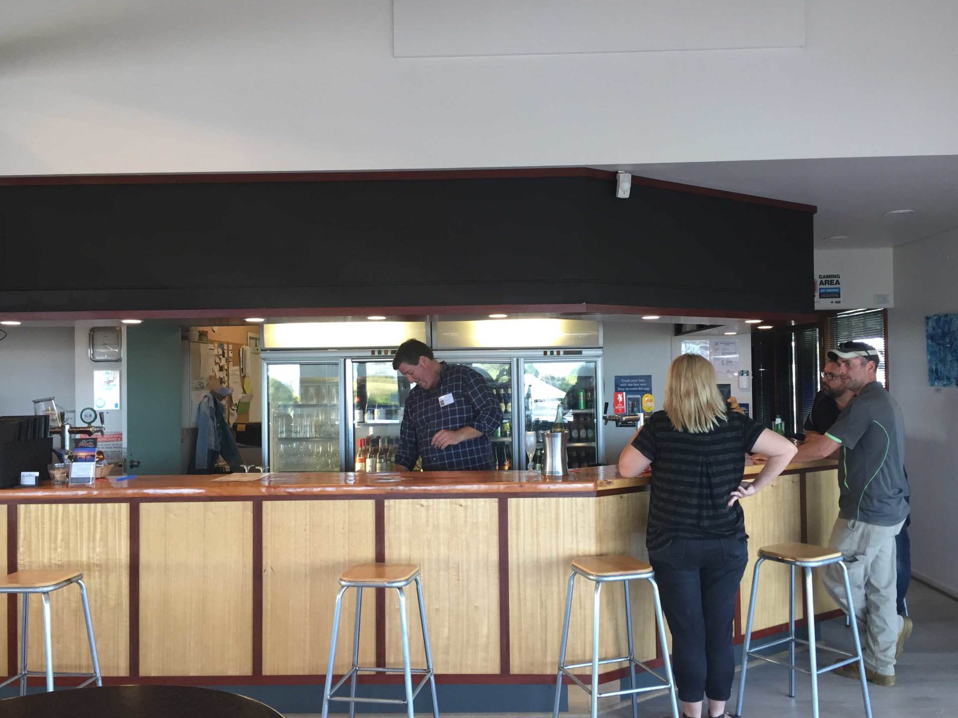 Step Inside Stunning Islanders Lounge Photo Gallery - 16xd5k3