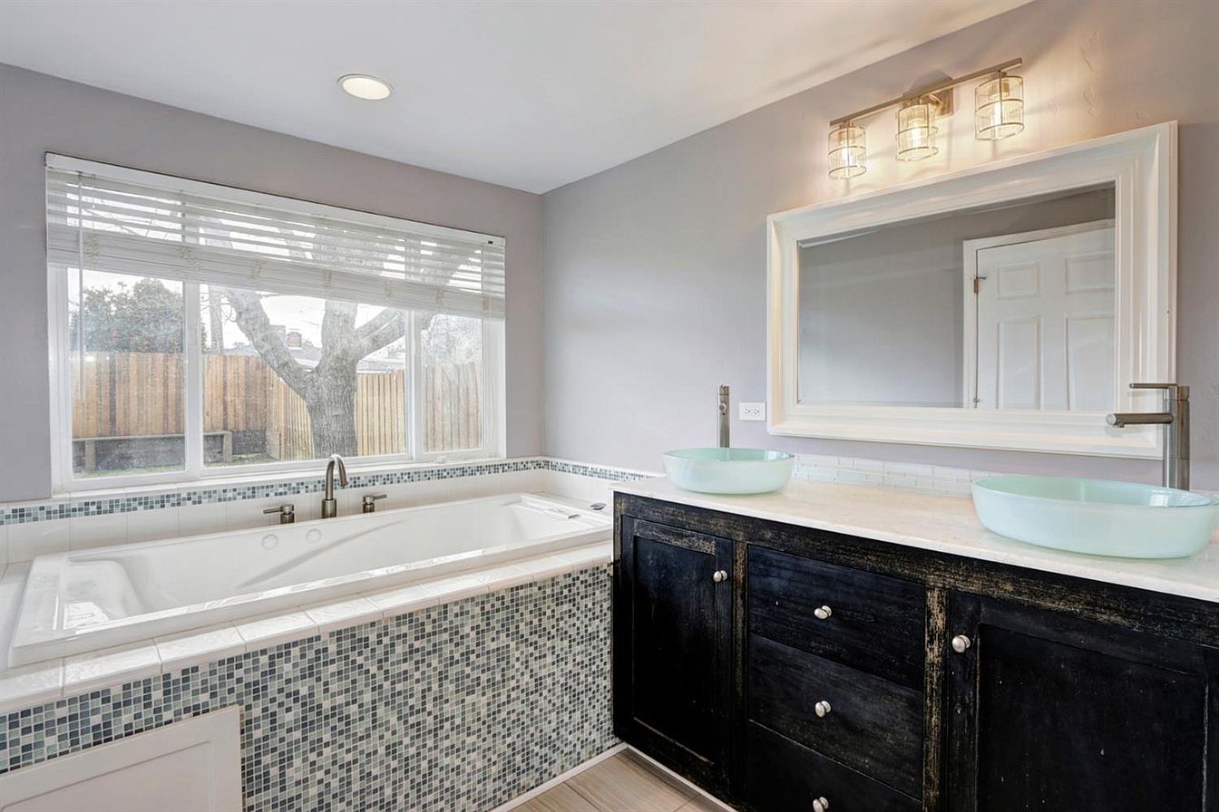 Moxie Realty Group Kelli Moore and Darcia Wilson