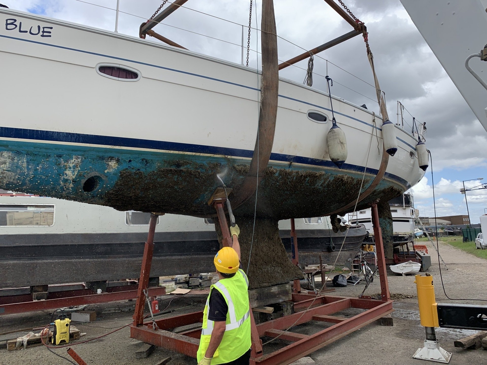 Boat Yard In London, Repairs, Maintenance & Servicing Lifters