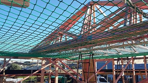 Commercial net installed at the construction site 