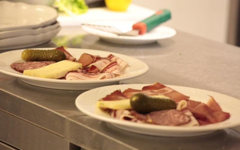 antipasti di affettati e formaggi