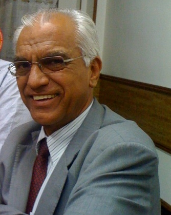 Um homem de terno e gravata está sorrindo para a câmera