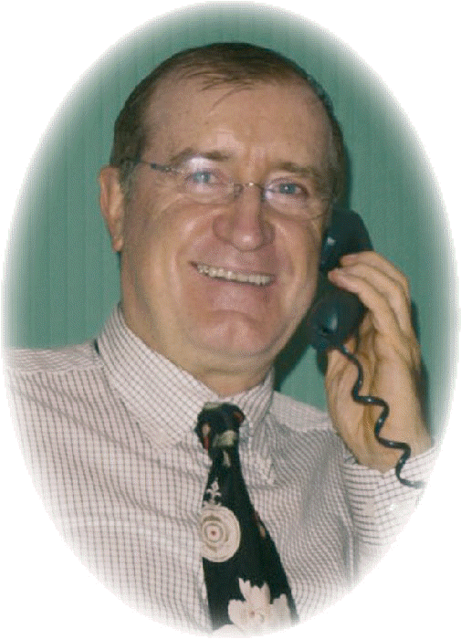 Ein Mann mit Brille und Krawatte telefoniert