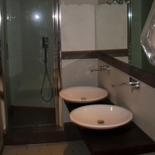 Bagno rifatto con sanitari sospesi