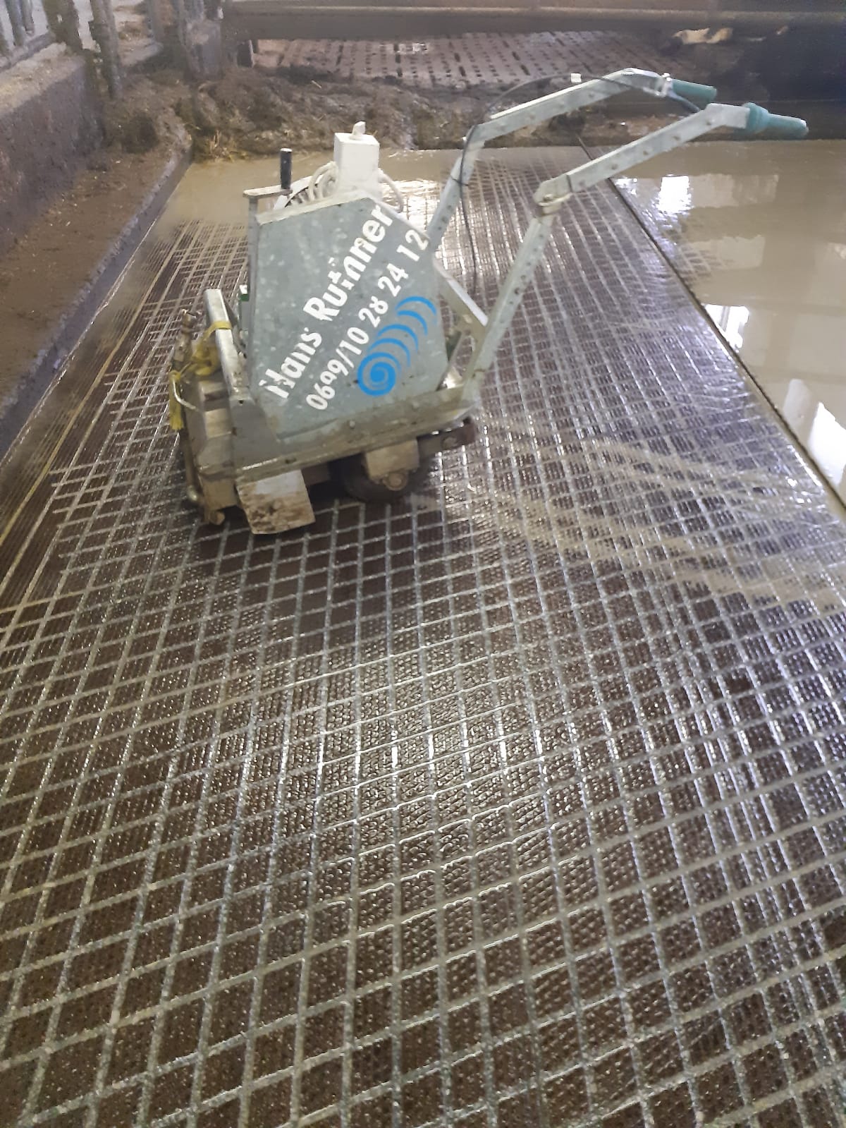 Stallboden sanieren und aufrauen mit langlebiger Schneidetechnik!