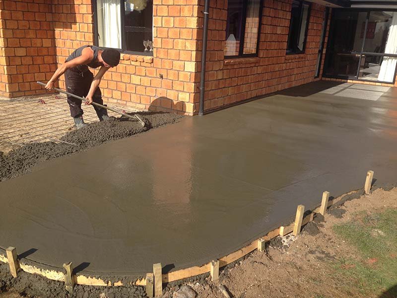 Expert doing the concrete leveling 