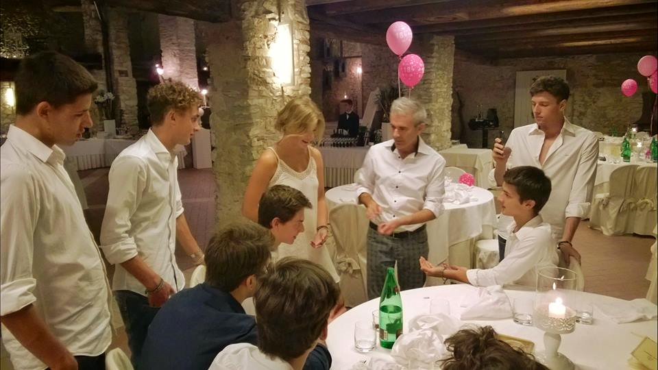 show di magia a distanza ravvicinata chiamato micromagia